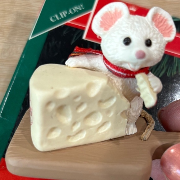 Vintage 1992 Hallmark Keepsake Merry Swiss Mouse Christmas Ornament - Picture 4 of 7